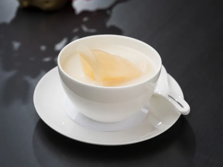 「粵藝之最」八道式星級雅宴，湯品「金湯燉花膠皇」入口可感花膠豐盈膠質與濃潤湯韻交融，口感柔滑黏潤、展現高級粵式燉湯講究「濃而不膩、鮮而不俗」的細膩功夫。台北文華東方酒店提供