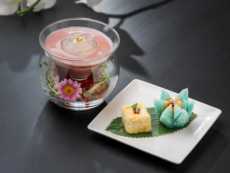 「粵藝之最」八道式星級雅宴，甜品「雲裳無花果官燕盞甘露」及「藍莓牡丹酥．芒果雪花糕」華麗詮釋港式酒樓風華，為春夏時序帶來清雅怡人的甜美餘韻。台北文華東方酒店提供