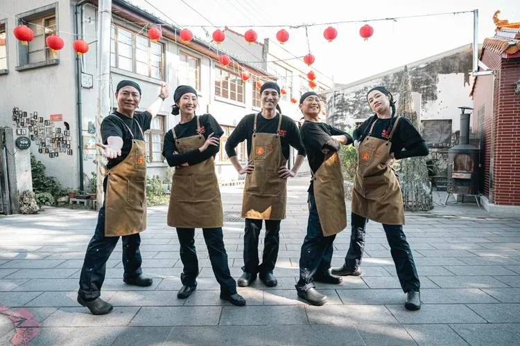 陳隨意（左起）、隋棠、藍正龍、浩子、千千組成「辦桌台灣隊」。三立提供