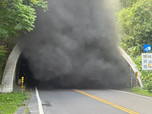 月光山隧道車輛自撞起火濃煙竄出！駕駛受困車內當場身亡