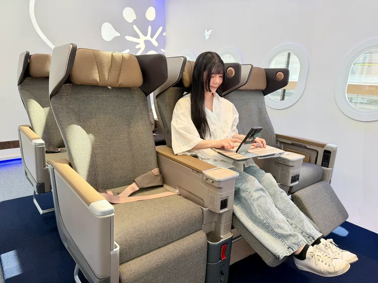 華航全新787客機豪經艙桌面融入手機與平板支架等設計。莊偉祺攝