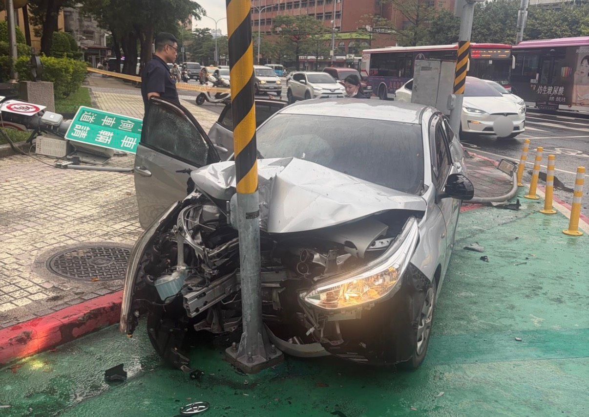 豪雨後路滑!7旬翁駕車切換車道失控撞燈桿 行人衰遭波及釀2人傷