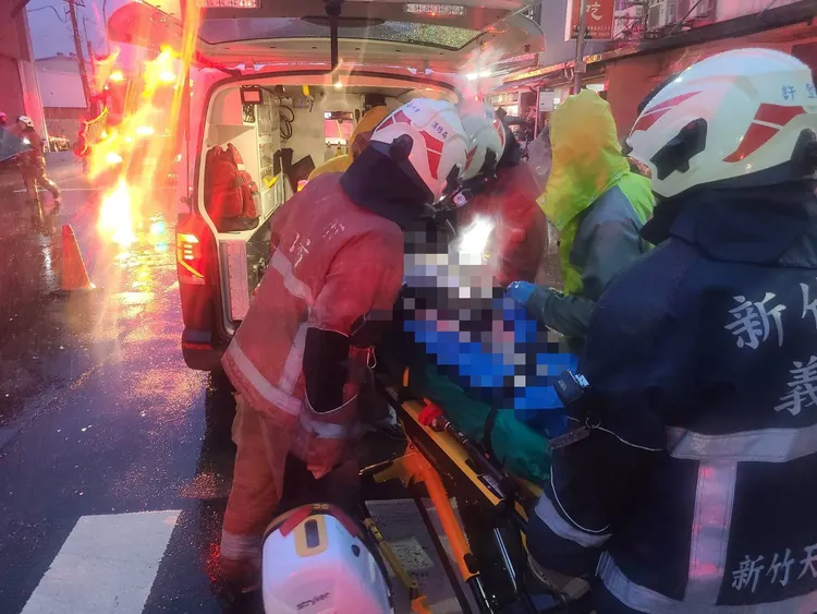 傷患送醫。新竹市消防局提供