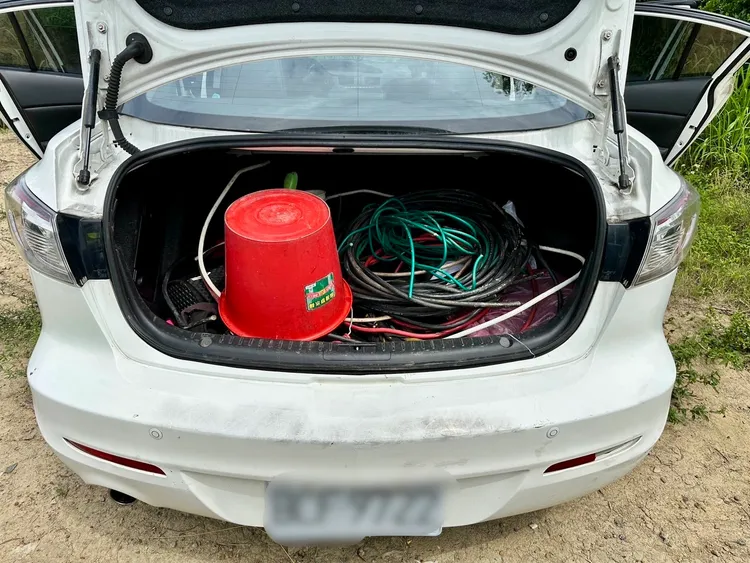 廖男犯案時遇到電信公司派工程人員到場排查，嚇得棄車逃逸，留下大批犯罪證物。民眾提供