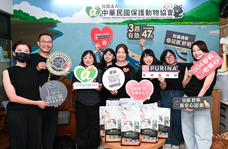 台灣雀巢董事長暨總經理羅台青（中）與北中南動保代表合影，期望冠能舒敏能讓因過敏卻步的家庭，重新與貓咪建立連結讓安心抱貓成為日常。業者提供
