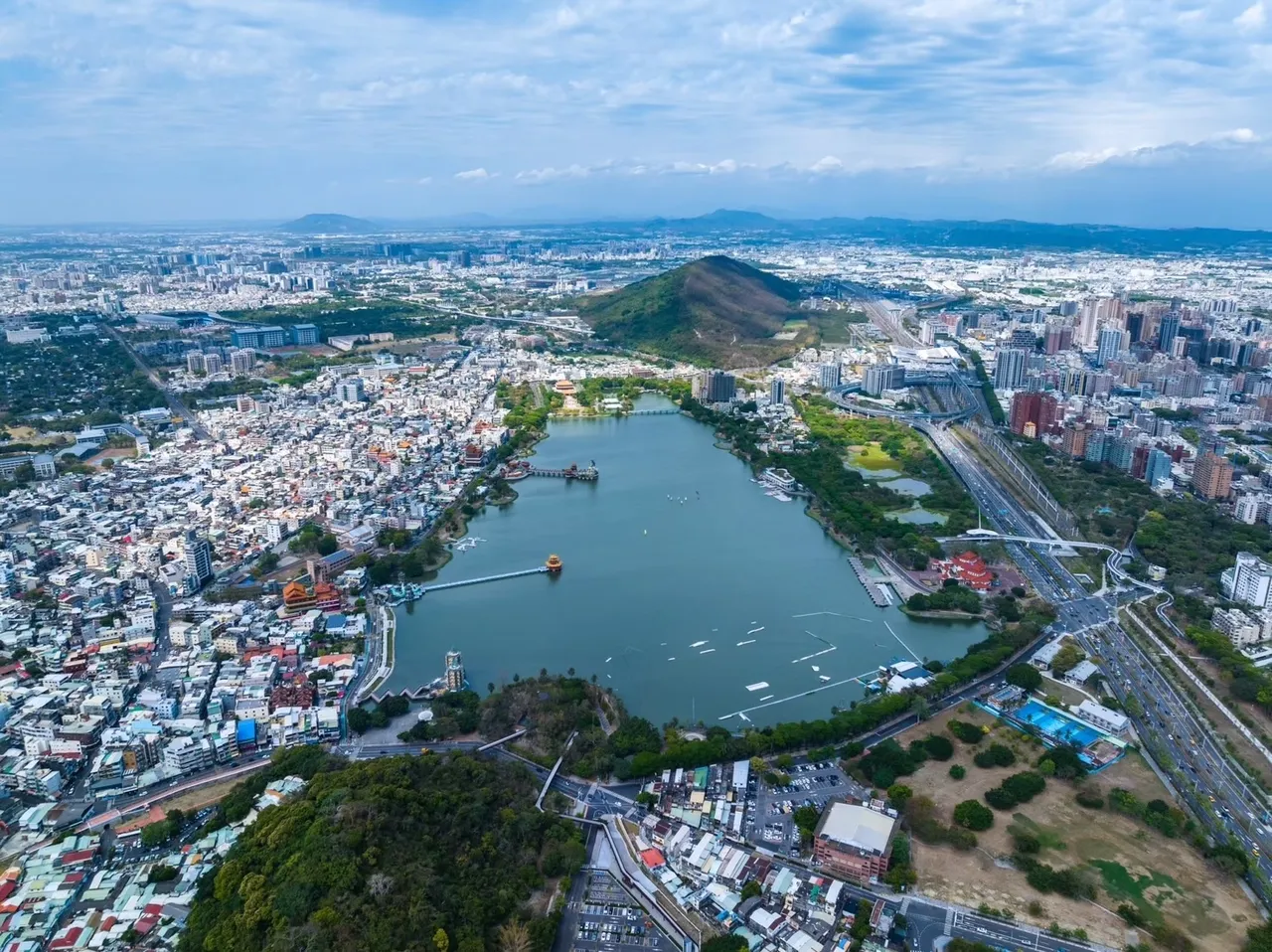「京城天湖」地段位於蓮池潭旁，社區至左營高鐵僅650公尺，車程10分鐘可達台積電所在楠梓產業園區。京城集團提供