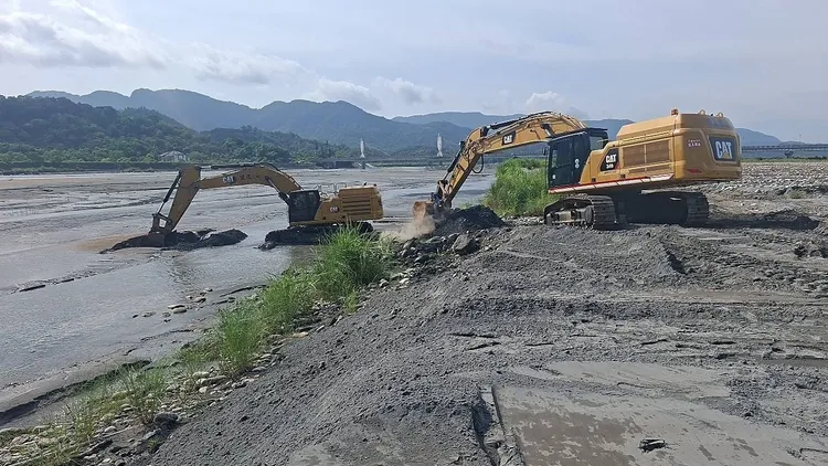 縣管橋梁進入清淤工作。縣府提供