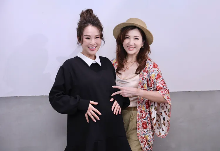 張齡予（左）和廖家儀開心討論媽媽經。莊宗達攝