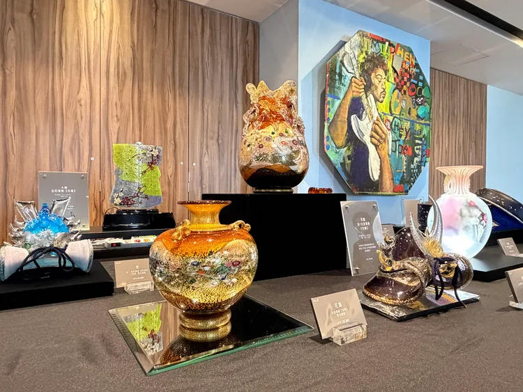 展覽作品融合琳派美學與玻璃工藝，展現日本職人對細節與美感的極致追求。業者提供