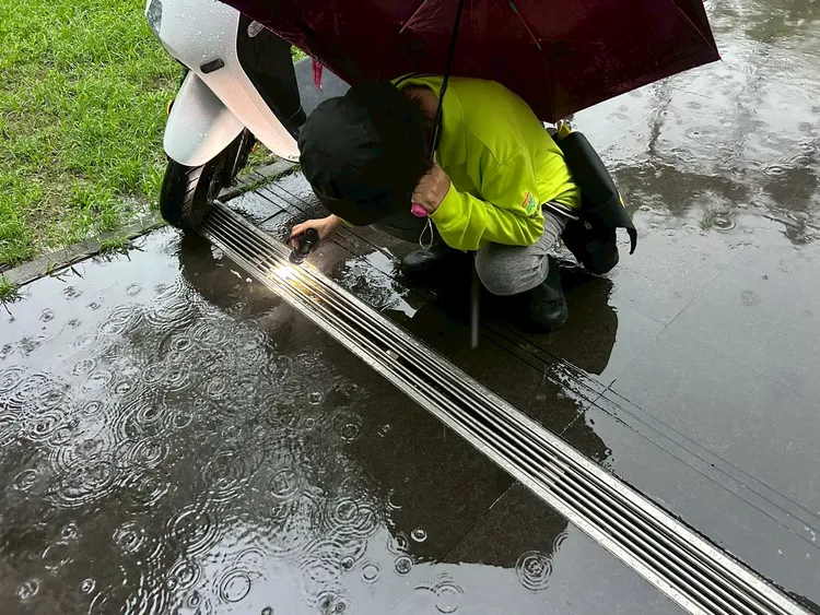 民生醫院院內及周邊環境已同步啟動病媒蚊監測與防治作業。翻攝畫面