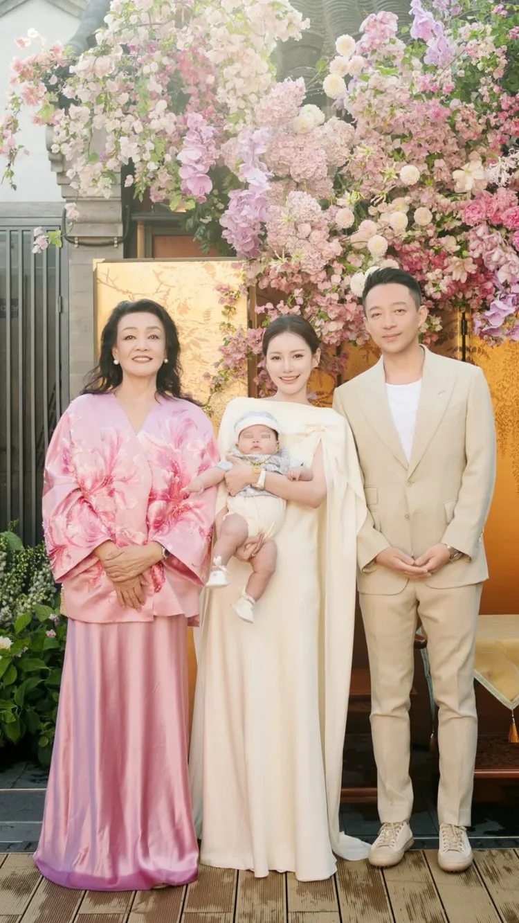 汪小菲（右起）和馬筱梅兒子百日宴，張蘭喜氣洋洋出席。翻攝馬筱梅IG