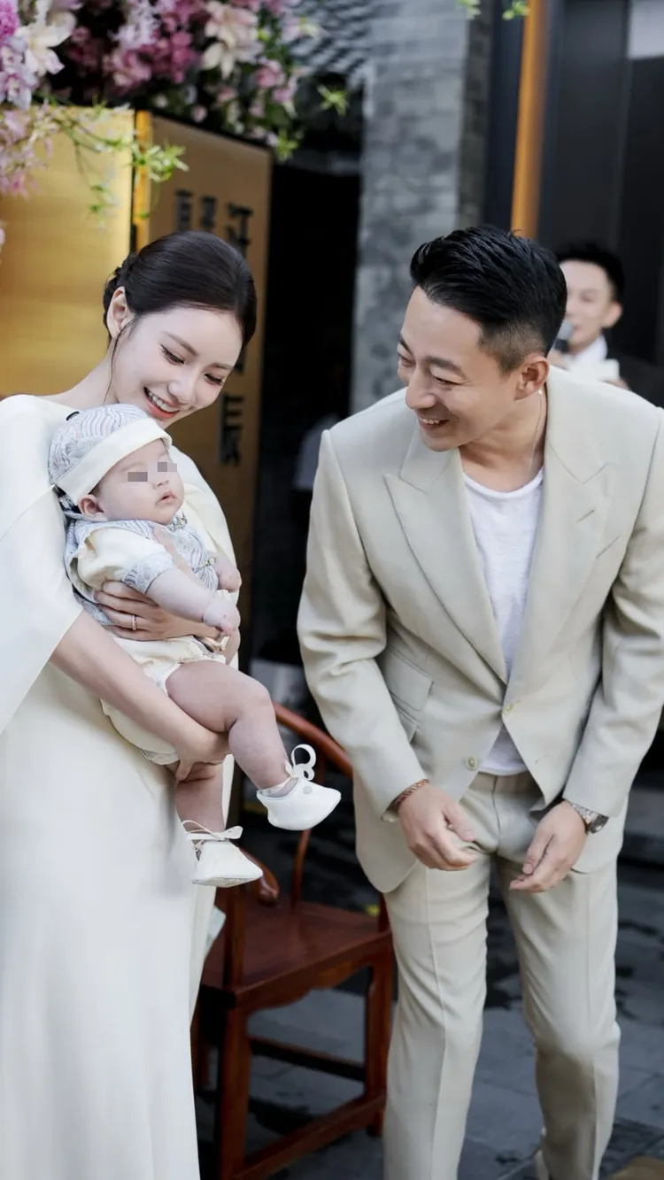 汪吉辰在媽媽懷裡很淡定，汪小菲對他眉開眼笑。翻攝馬筱梅IG