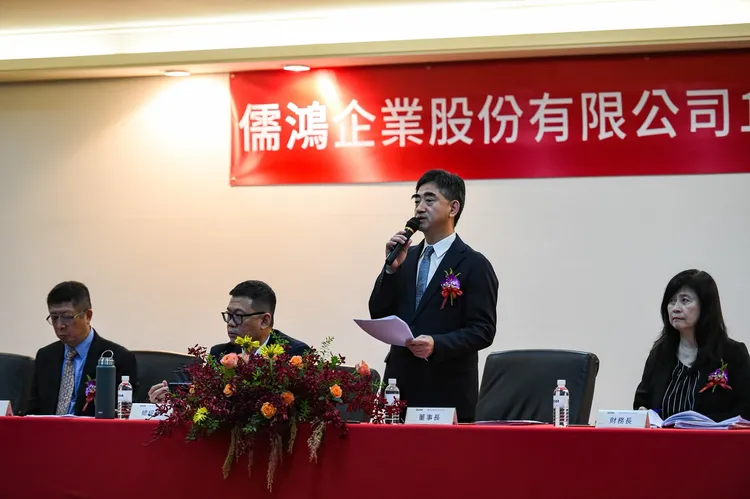 儒鴻舉行115年股東會，由董事長王樹文主持，會中通過各項議案，並決議分派每股現金股利15元。儒鴻提供