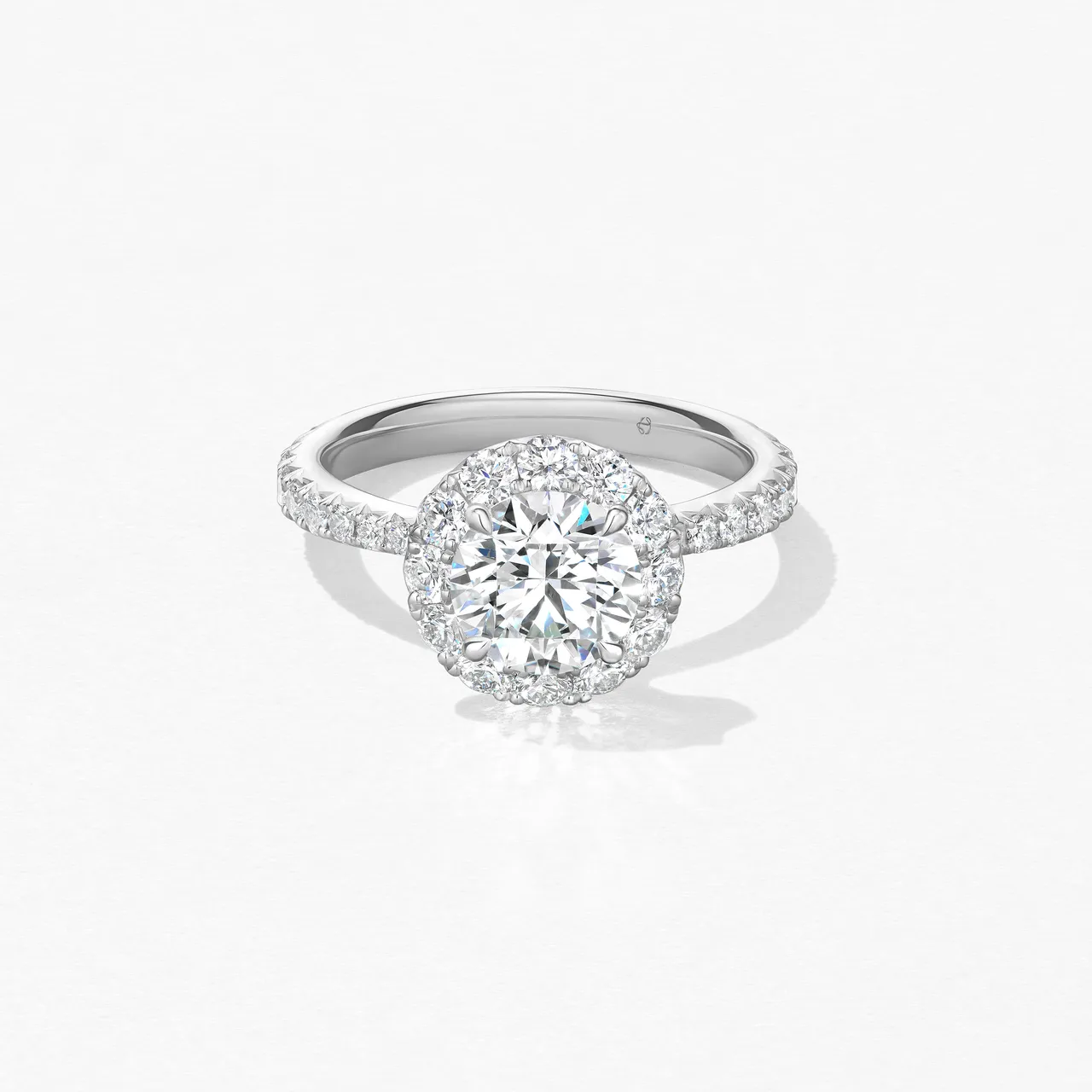 VELA Halo鉑金鑲鑽戒指，主讚約1.00ct，55萬6000元起。品牌提供