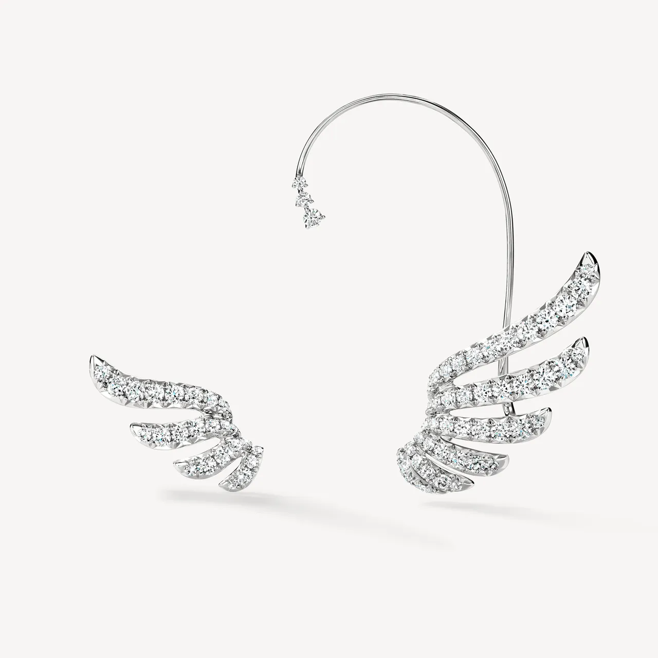 VELA 白K金法式鑲嵌鑽石耳環，鑽石總重約4.50ct，78萬2000元。品牌提供