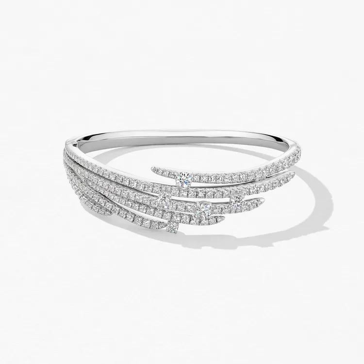 VELA 白K金法式鑲嵌鑽石手鐲，鑽石總重約4.87ct，126萬8000元起。品牌提供