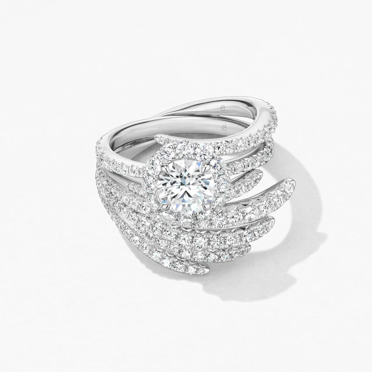 VELA Halo 鉑金鑲鑽戒指，主讚約1.00ct，55萬6000元；疊戴VELA Cocktail白K金鑽石雞尾酒戒，鑽石總重約0.95ct，21萬5000元。品牌提供