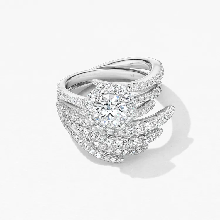 VELA Halo 鉑金鑲鑽戒指，主讚約1.00ct，55萬6000元；疊戴VELA Cocktail白K金鑽石雞尾酒戒，鑽石總重約0.95ct，21萬5000元。品牌提供