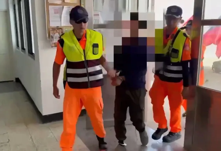逮捕失聯移工。海巡署提供