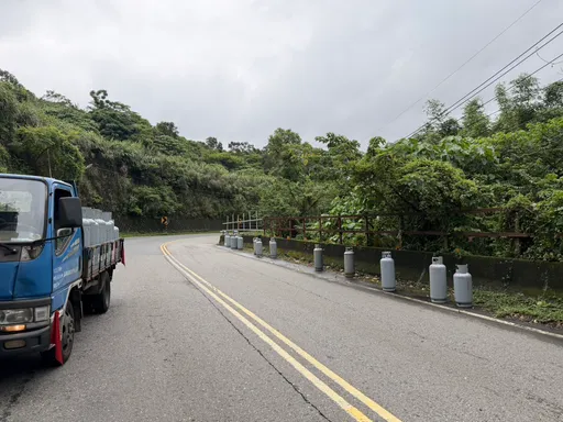 小貨車沿路掉落瓦斯桶　白色氣體飄散嚇死用路人