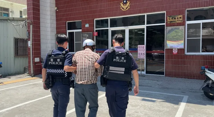 警方將83歲王姓老翁逮捕移送法辦。翻攝畫面