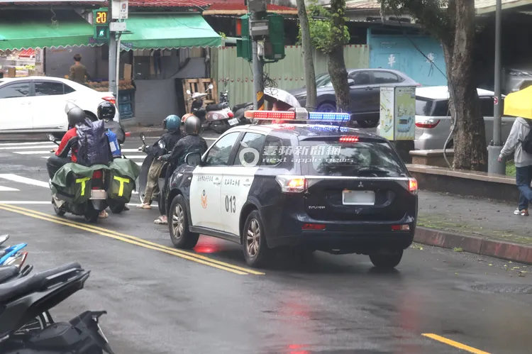 警車也不時在附近巡邏，警惕性十足。特勤中心攝