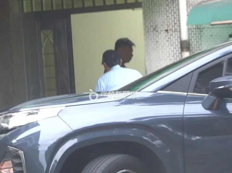 馬英九獨自下車走進家門，看上去腳步十分穩健。特勤中心攝