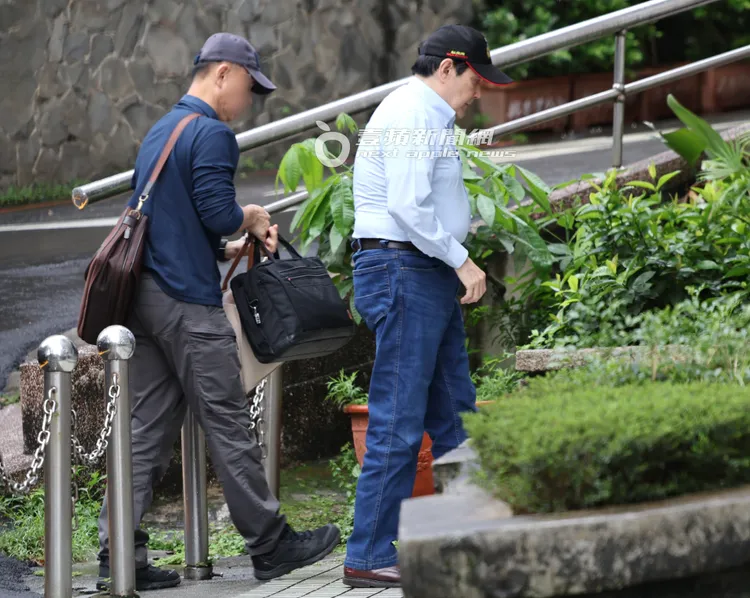 隨扈拿著防彈電腦公事包拿下車，緊跟在馬英九身邊。特勤中心攝