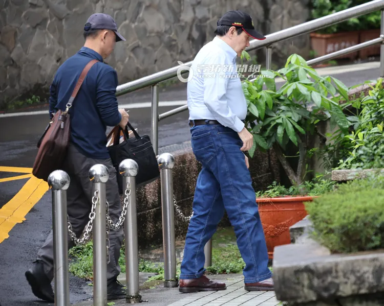 馬英九戴著台北市海軍陸戰隊的帽子，獨自走在前頭。特勤中心攝