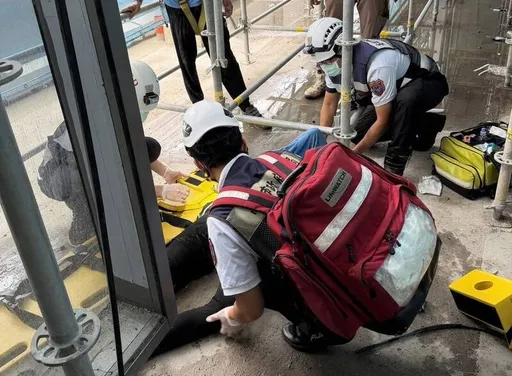 高雄驚傳工安意外！17樓拆鷹架跌至6樓　30歲工人搶救中 