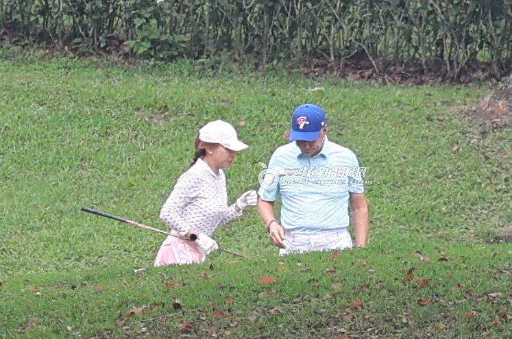 2026/4/18，郭台銘（右）和謝女在球場上互動熱絡。特勤中心攝