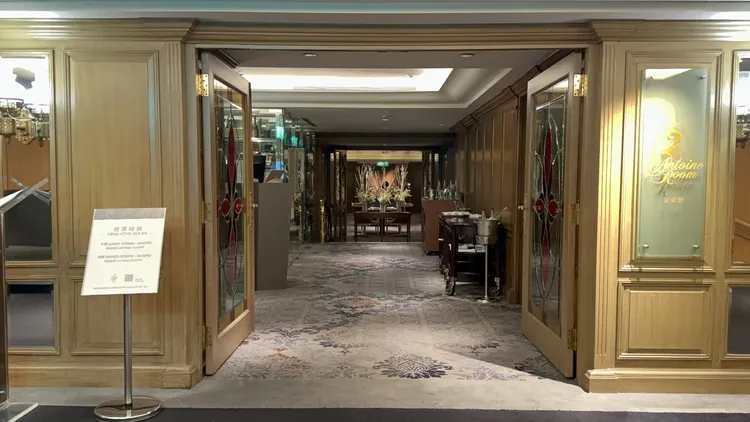 郭董一周請謝女吃2次台北喜來登大飯店安東廳（Antoine Room）頂級牛排。特勤中心攝