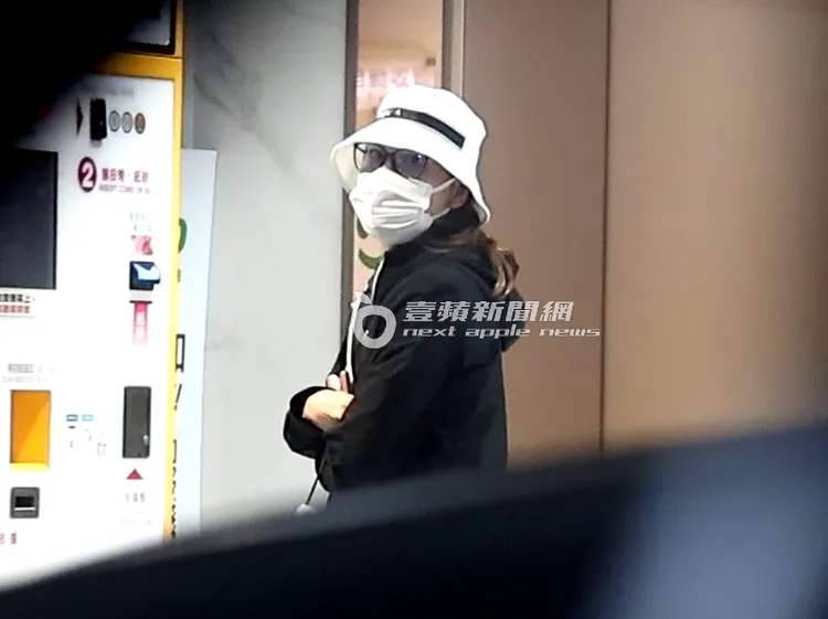 2026/4/29，謝女戴帽子、口罩換裝，開車到SOGO百貨採購。特勤中心攝