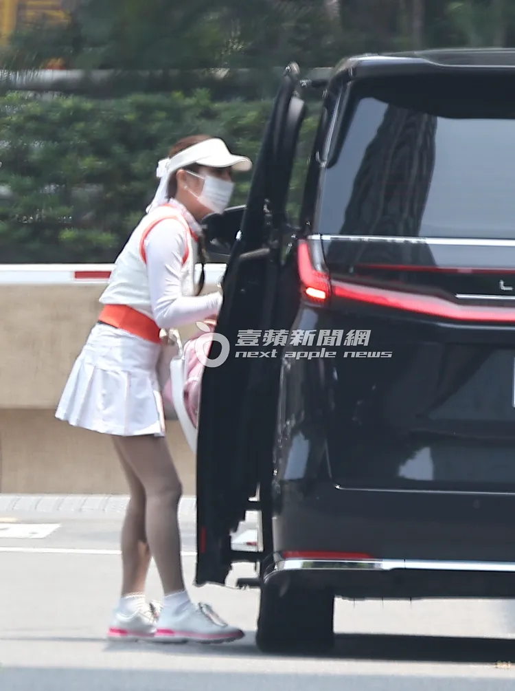 2026/4/11，謝女上車前還彎腰跟郭董點頭。特勤中心攝