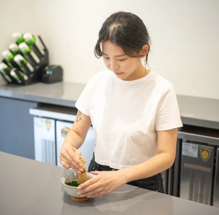 八十八良葉舍2019年在京都創立，打造出獨具特色的抹茶體驗，吸引眾多旅客排隊品嘗，成為知名的抹茶打卡名店。業者提供