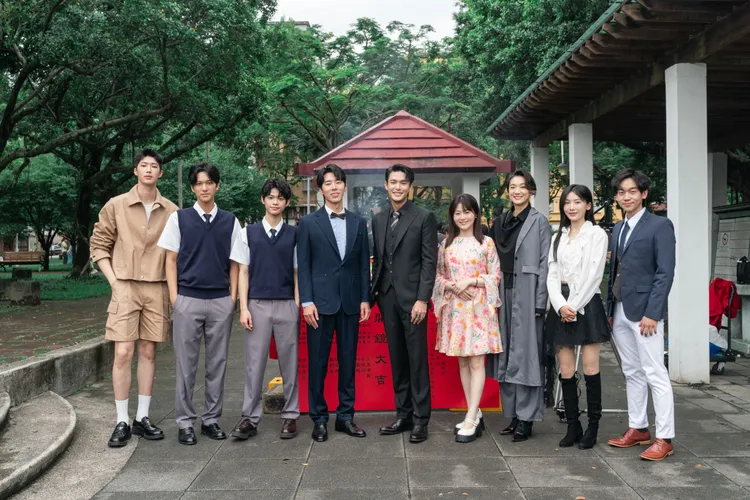 主要演員金雲（左起）、張家勗、擎楷、林嘉威、安俊朋、楊小黎、趙逸嵐、簡劭峰、王瑋鍾開鏡齊聚。大鴻藝術提供