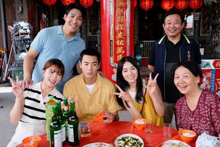 《潛台詞》演員陣容包括(前排左起)王上菲，禾浩辰，許月湘，王琄、(後排左起)吳翔震和鄭志偉。鬆鬆台北有限公司提供