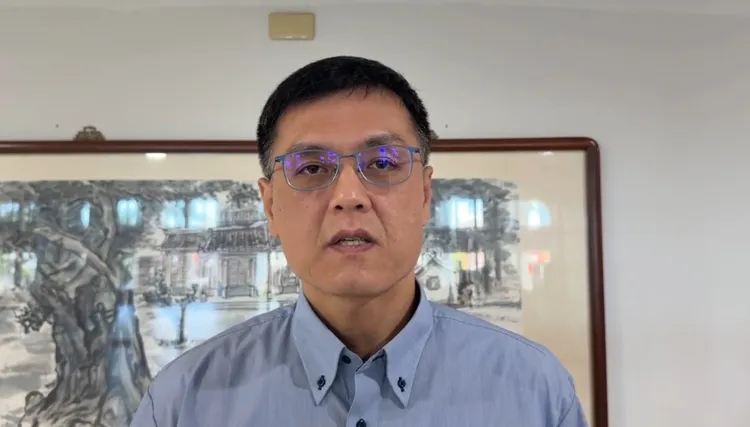 南市交通局停管科科長陳英傑說明，店家向工務機關申請裝修核准，因此給予路權許可。民眾提供