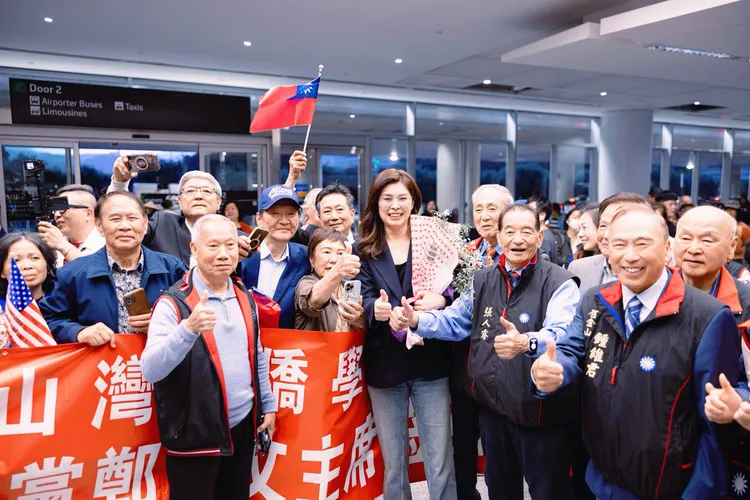 鄭麗文抵達美國舊金山，受到僑胞熱烈歡迎。翻攝鄭麗文臉書
