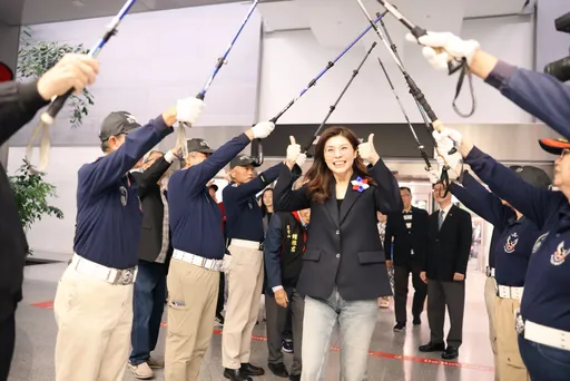 鄭麗文首站抵舊金山　僑胞「登山杖」劍門排場接機超吸睛