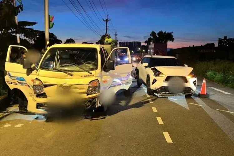 張男駕駛小貨車行經八德區榮興南路，往興豐路方向行駛，直接撞擊前方停等紅燈2台汽車，造成2車共5人輕傷。翻攝畫面