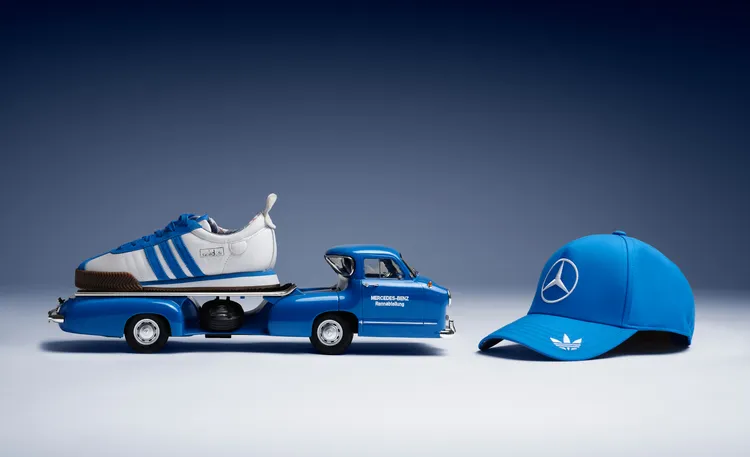 全新聯名以賓士於1955年為Formula 1®賽季打造、用以運送賽車的高速運輸車「Blue Wonder」為靈感。品牌提供
