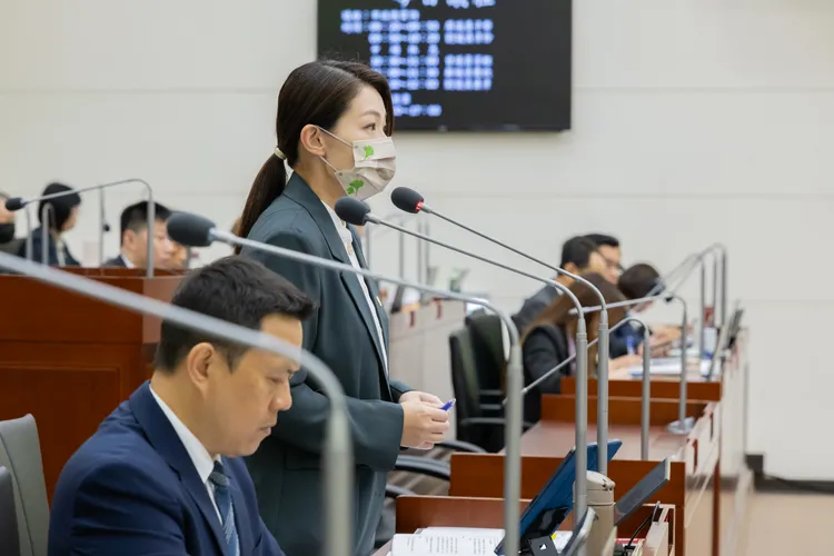 新竹市議會今日進行施政總質詢，新竹市長高虹安在台上接受質詢。記者李俊毅翻攝