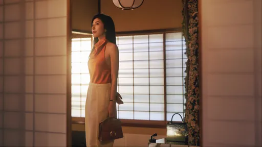 楊謹華曬光滑美背辣得很優雅　拎Delvaux美包開啟工藝之旅