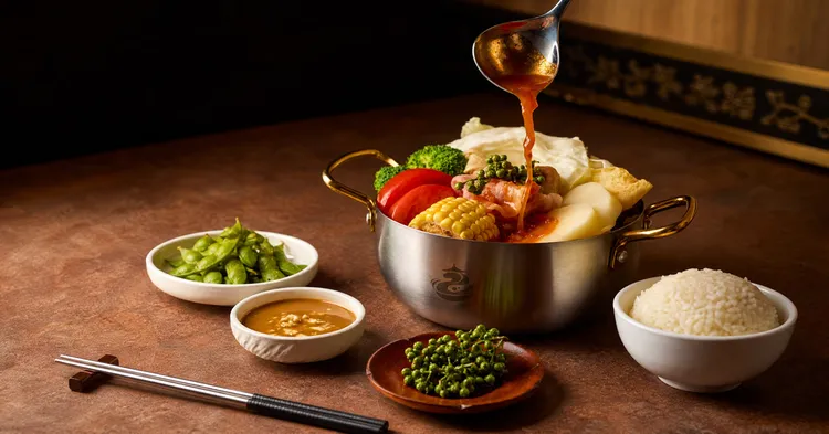 以番茄酸香為基底的「饗椒番茄鍋」，揉合藤椒香提味，酸甜開胃中保有溫潤層次。業者提供