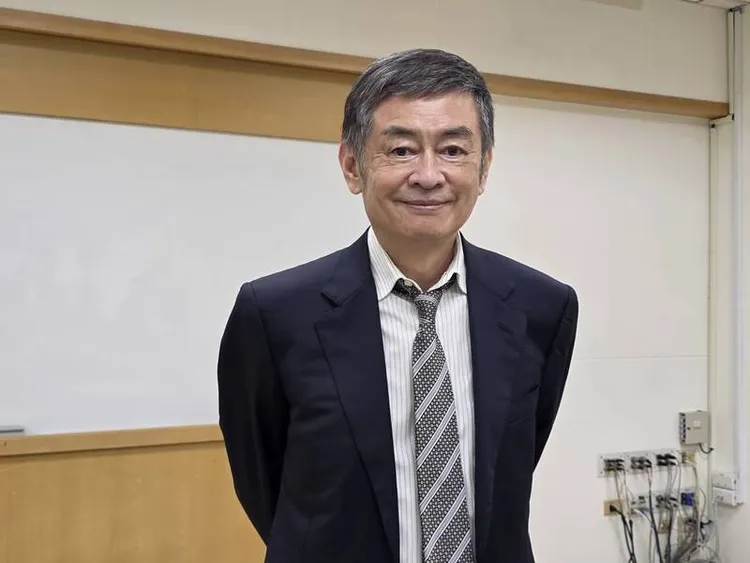 大立光董事長林恩平以「實事求是」的風格聞名，被市場戲稱為老實樹。中央社