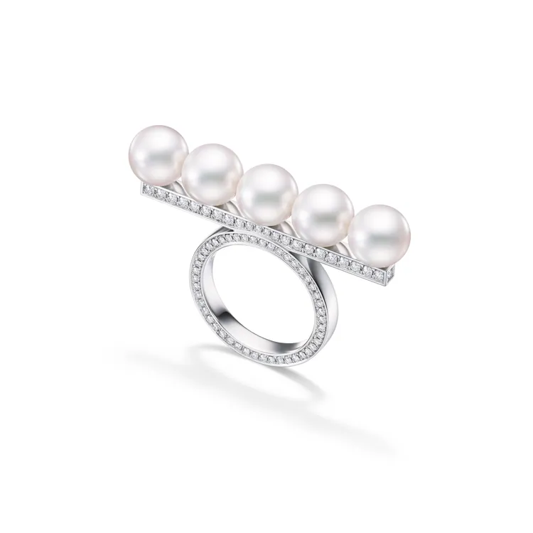 TASAKI balance signature diamonds pave 阿古屋珍珠 & 18K白金鑲鑽戒指，55萬元。品牌提供