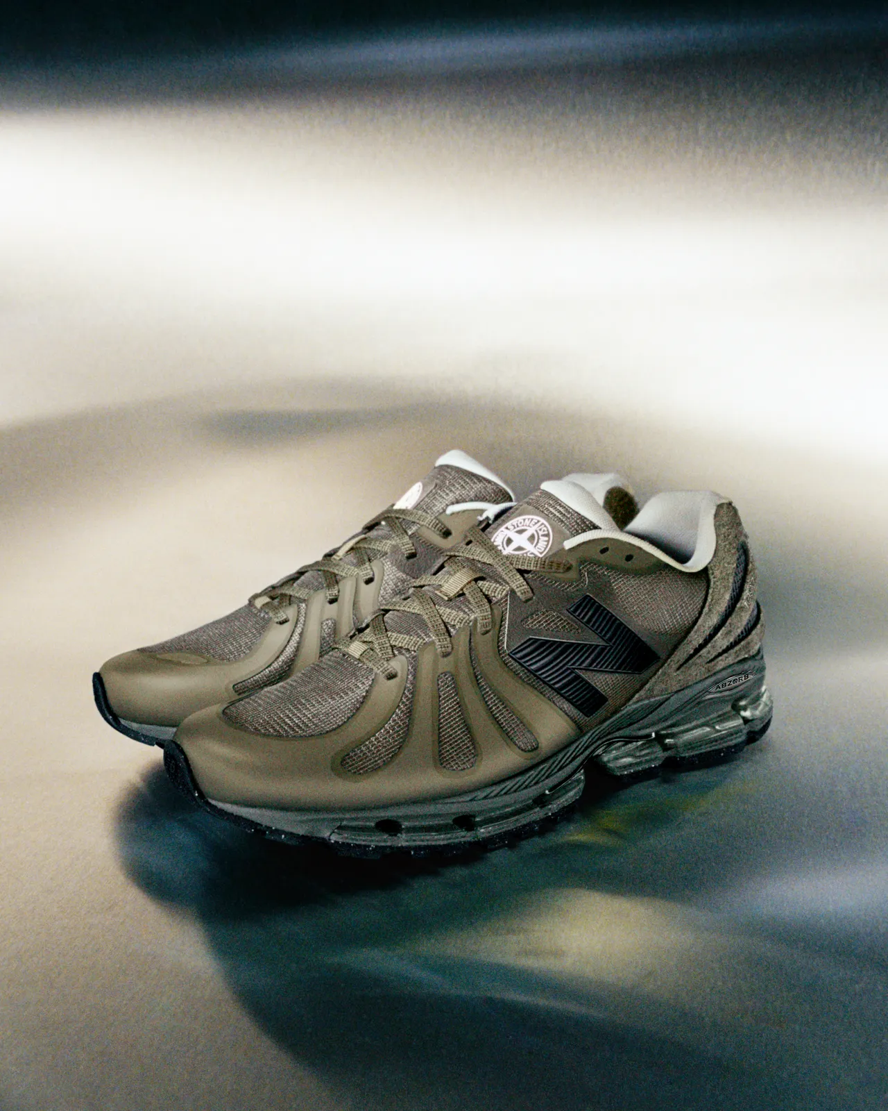 Stone Island × New Balance ABZORB 1890聯名鞋，9200元。品牌提供