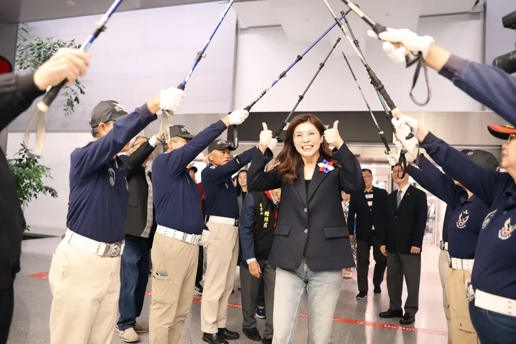 鄭麗文日前抵達舊金山展開訪美行程，僑胞用「登山杖」搭成劍門歡迎她。鄭麗文臉書