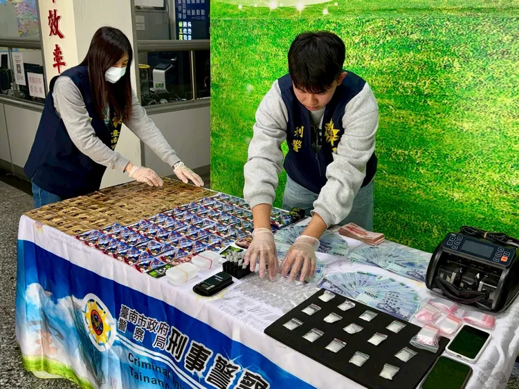 專案小組在嘉義市逮到李男，起出毒品、交易現金等贓證物，粗估他不法獲利逾50萬元。警方提供